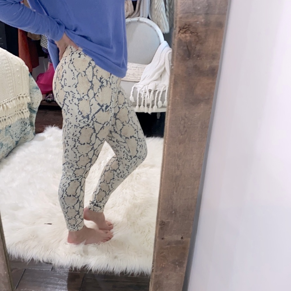 Allfenix Size Xlarge White Python Athletic Leggin… - image 4